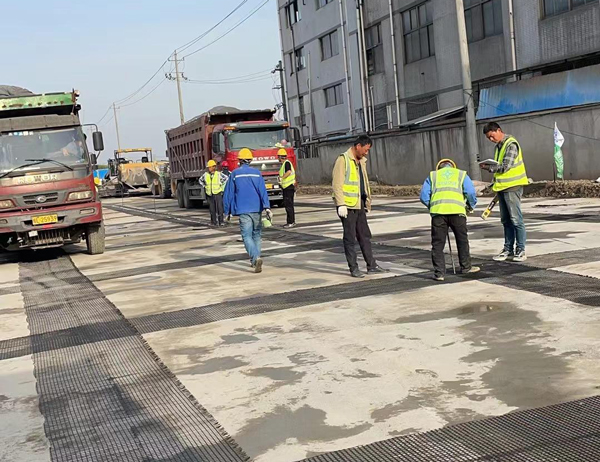 老材料的新故事：玻璃纤维土工格栅如何在‘白改黑’浪潮中重获新生？